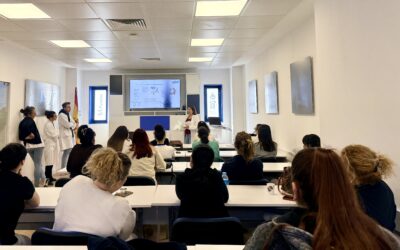 El equipo de enfermería del Centro de Salud Valdespartera imparte una formación al personal de la Residencia FUNDAZ Santa Bárbara