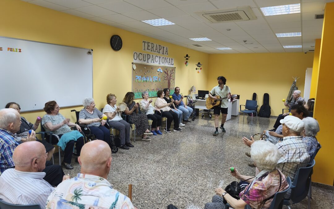 La Residencia FUNDAZ Santa Bárbara impulsa el bienestar de sus residentes con el proyecto musical «CÁNTAME»